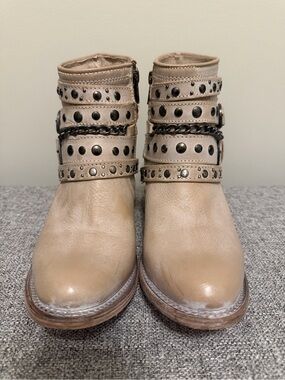 Freebird Sandra - Studded Taupe Leather Ankle Boots - Women